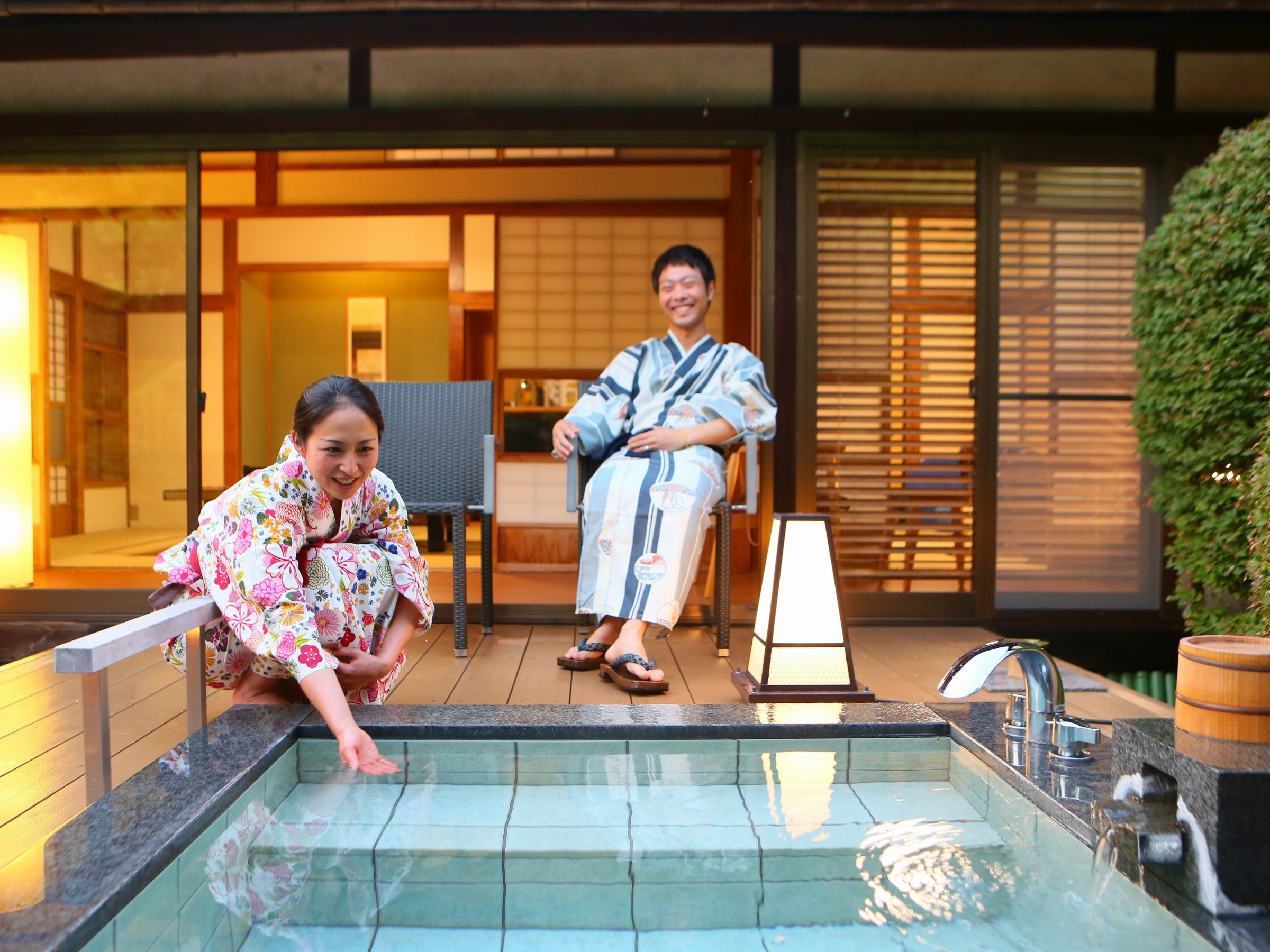 夏 温泉 旅行 カップル